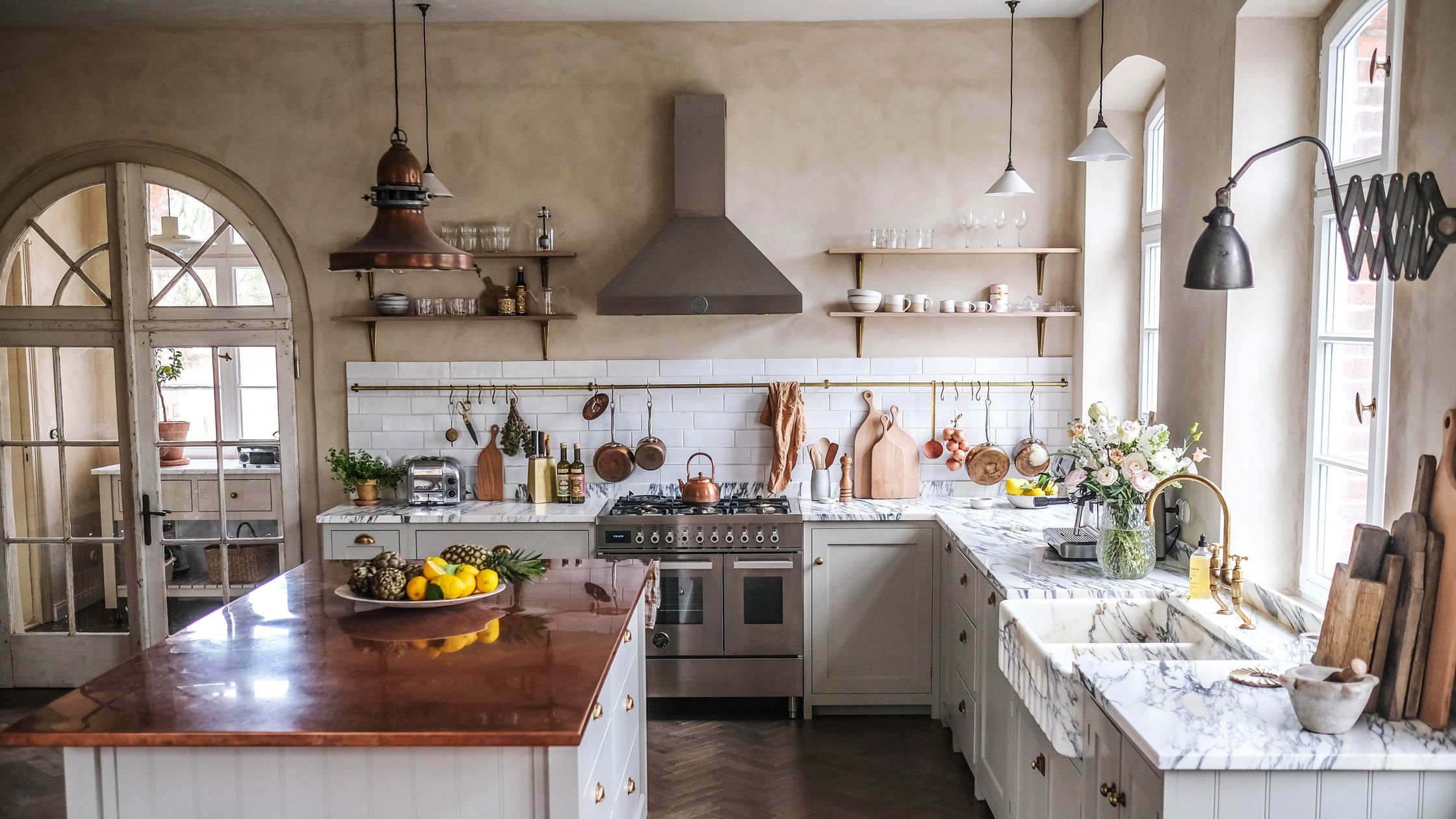 Czysta nowoczesna kuchnia po profesjonalnym sprzątaniu